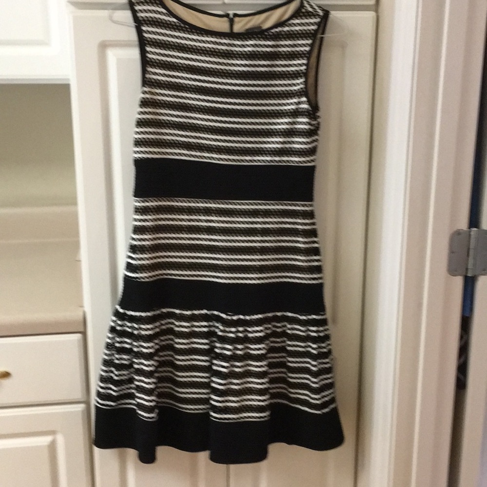 Taylor sz 6 sleeveless dress black and white dress